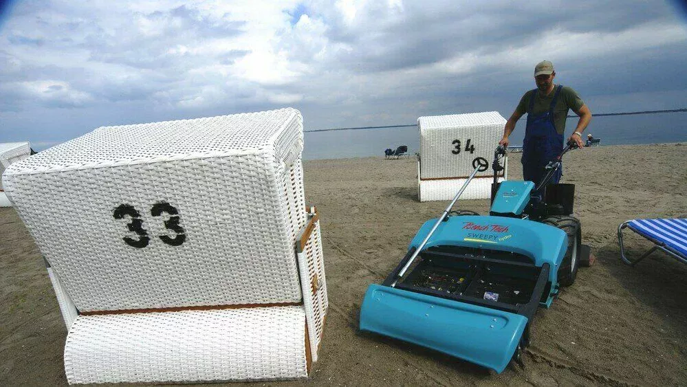 Walk-Behind Strandreiniger BeachTech Sweepy Demonstration Wendigkeit am Strand 