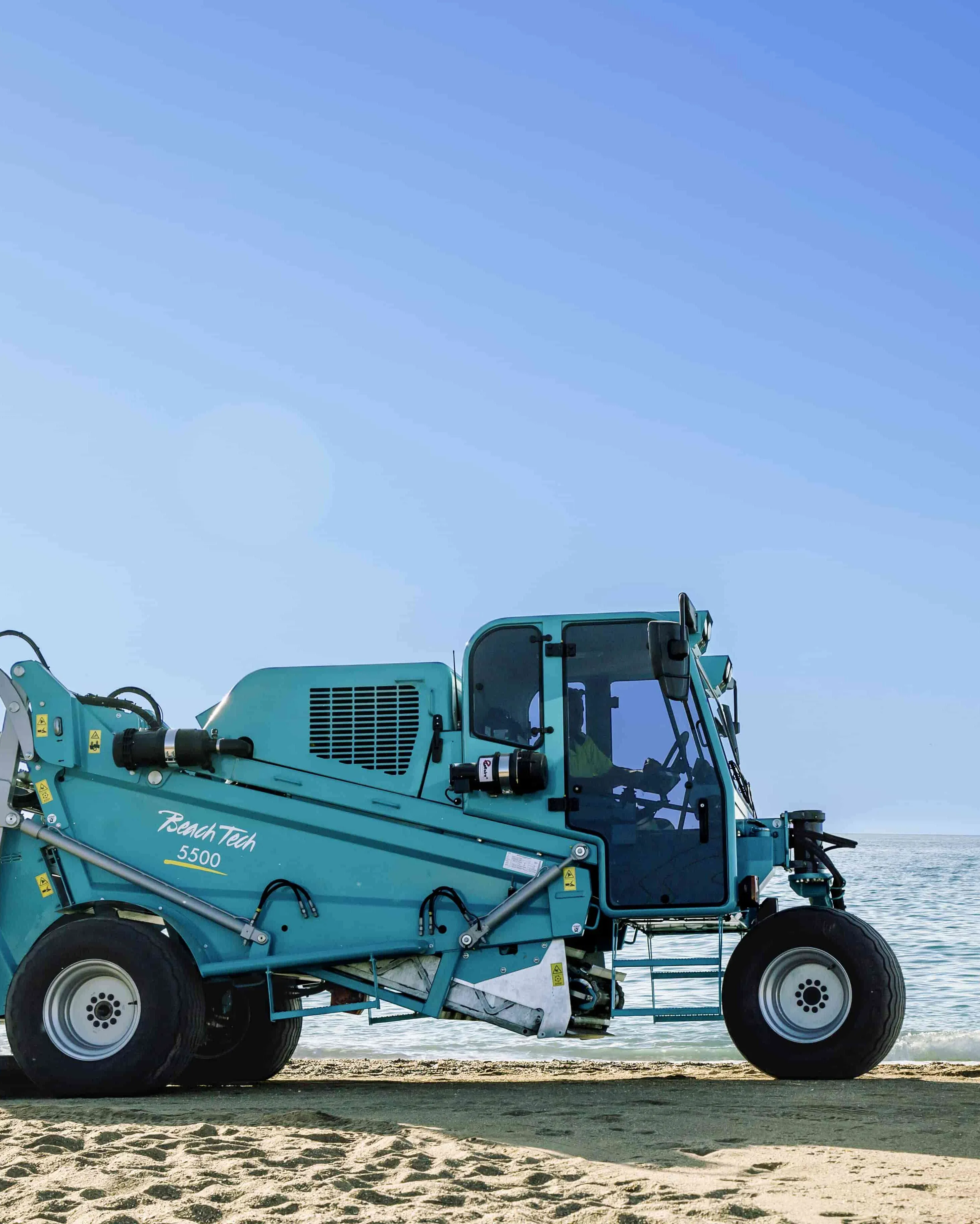Le BeachTech 5500 en action sur une plage ensoleillée – technologie de nettoyage fiable avec plus de 30 ans d’expérience à l’international.
