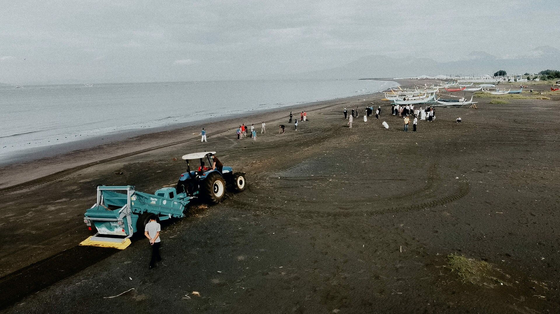 Together with the Alliance to End Plastic Waste and "Clean4Change", BeachTech supports the beach cleaning campaign 