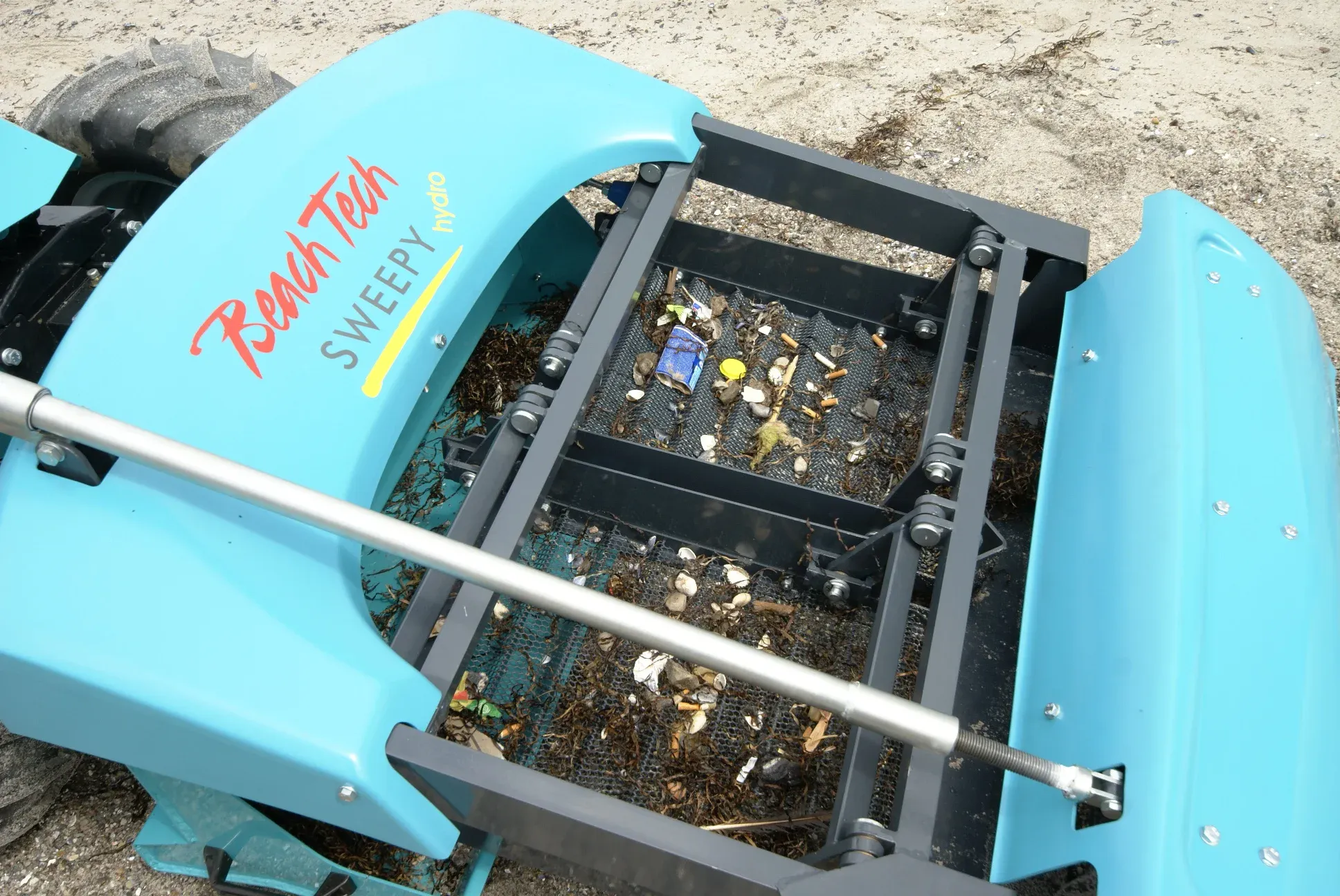 BeachTech Sweepy hydro Maschine auf einem Sport- oder Spielplatzuntergrund im Einsatz.