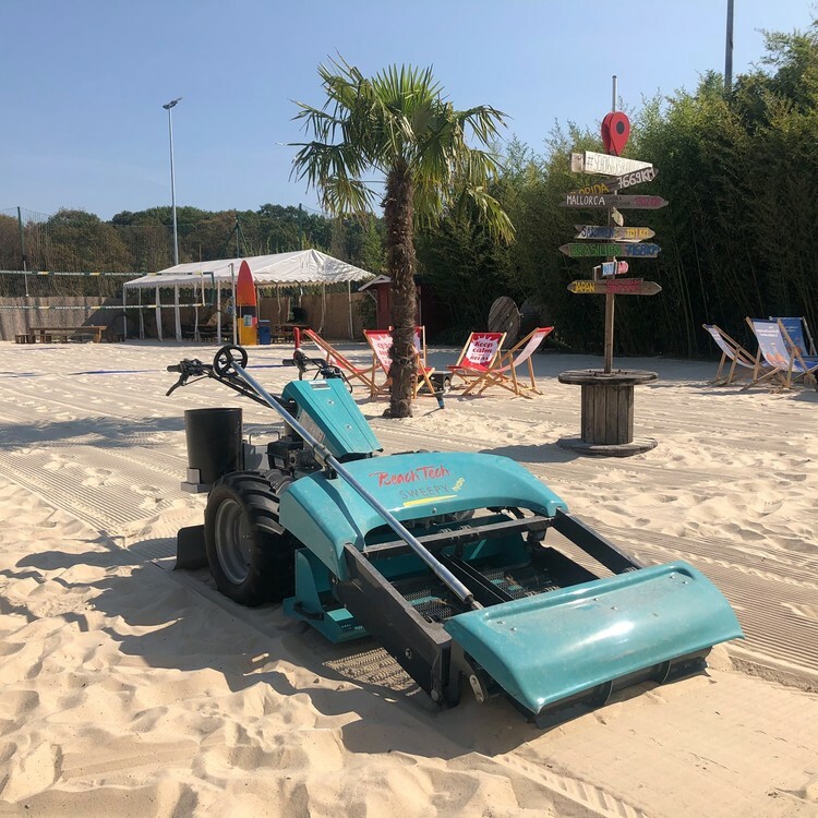 Walk-Behind Strandreiniger BeachTech Sweepy Hydro Vorderansicht am Strand