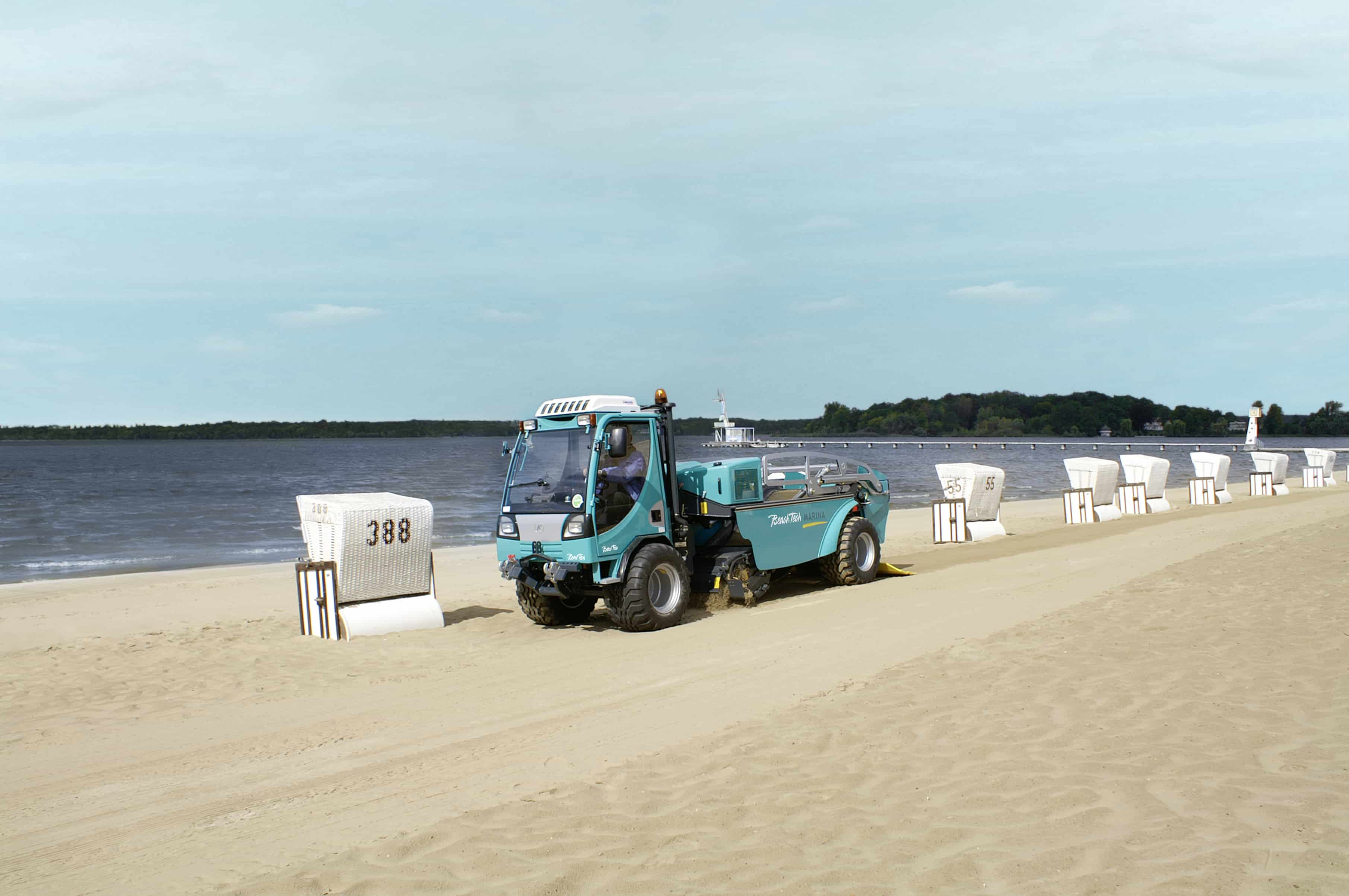 Pulispiaggia semovente BeachTech Marina sulla spiaggia con sedie a sdraio 