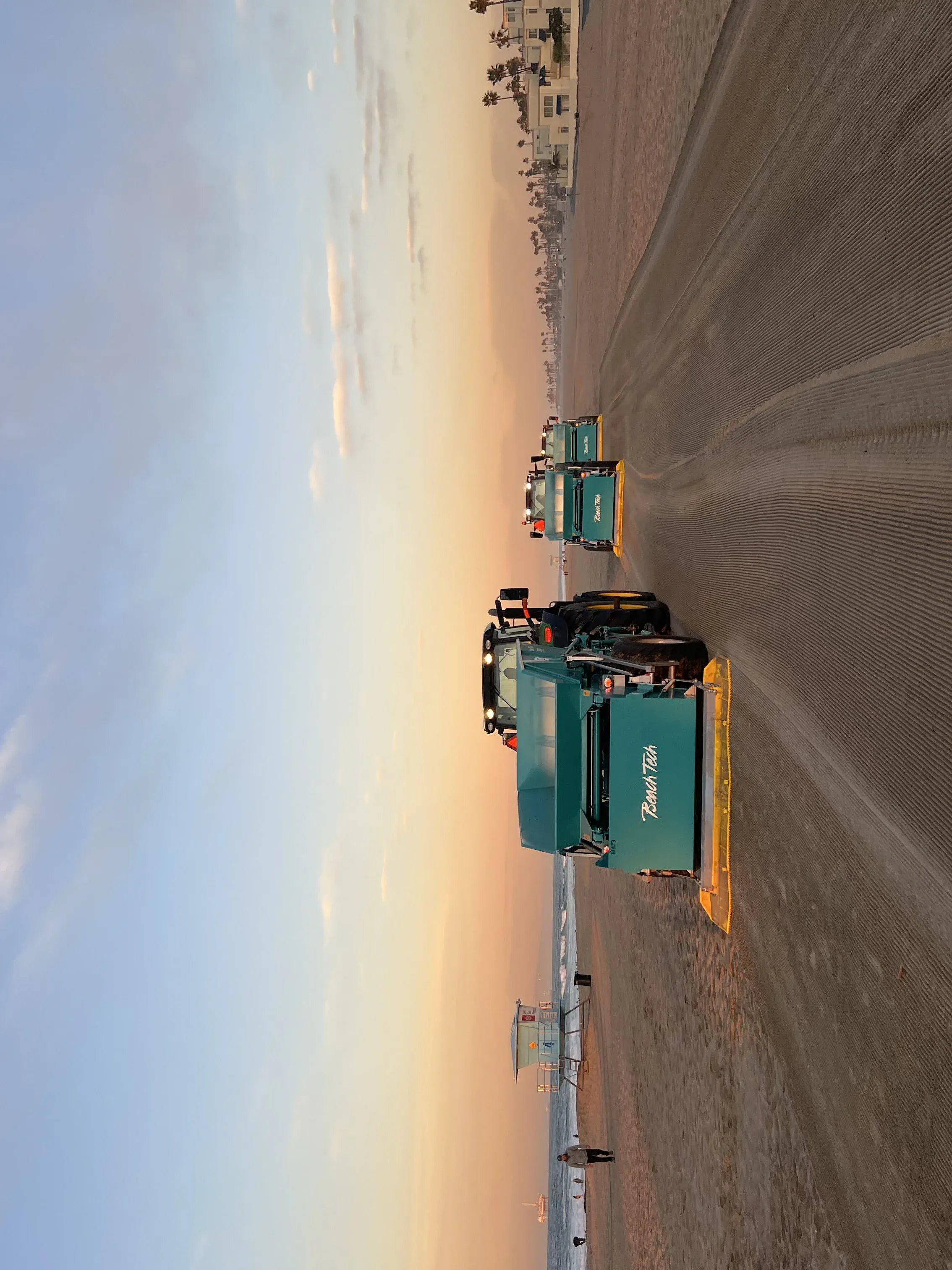 Gezogener Strandreiniger BeachTech 3000 Hinteransicht Demonstration Finisher