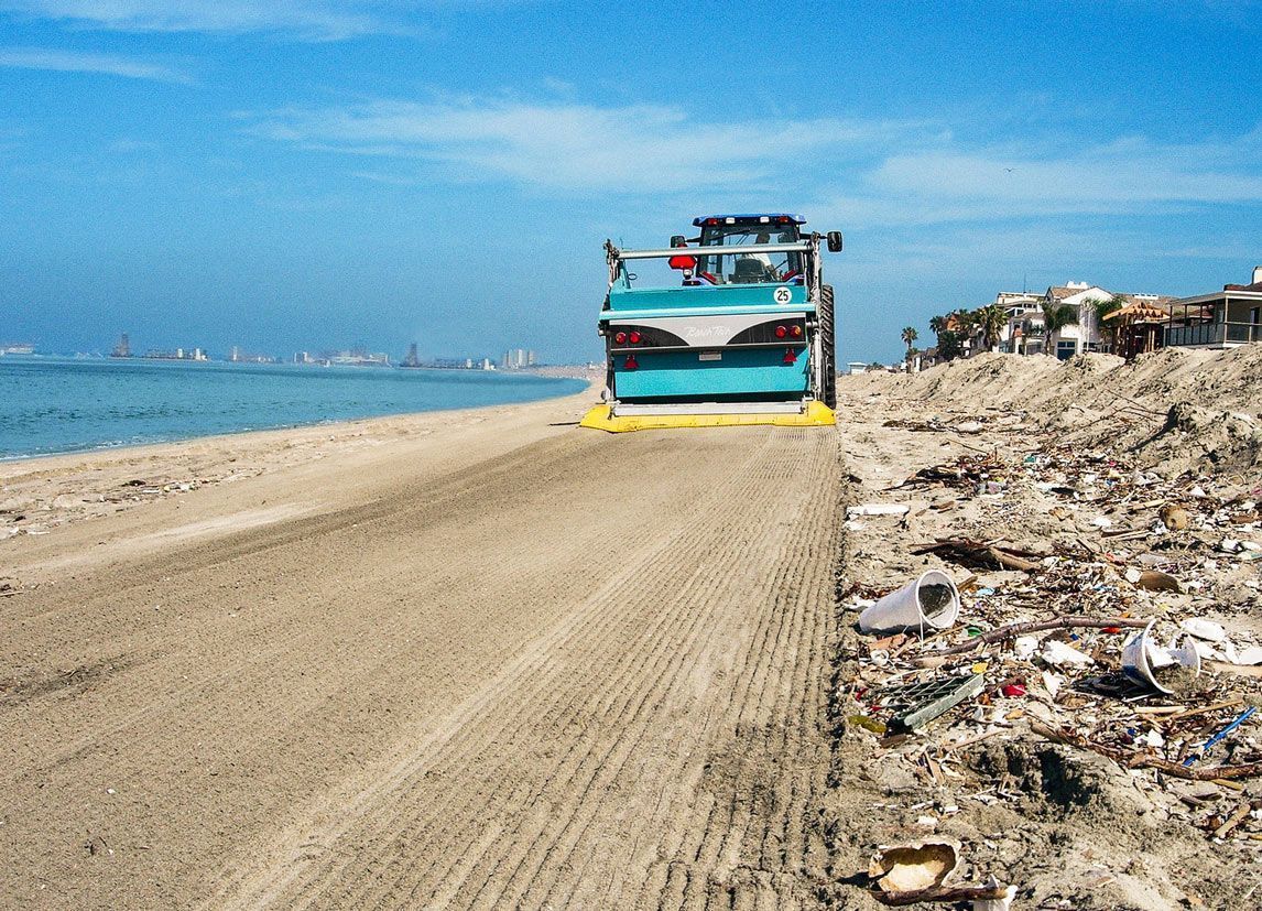 Der Strand wird von Unmengen an Palstikmüll und anderen Verunreinigungen mit dem BeachTech gereinigt.