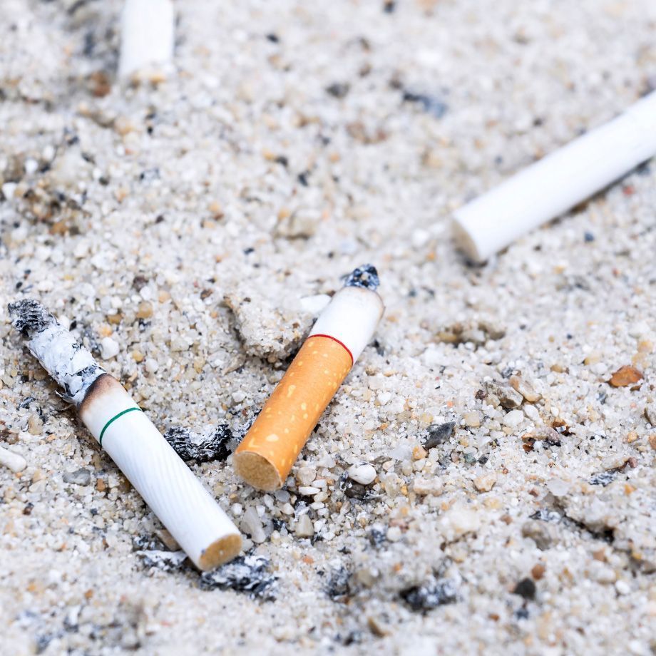 Cigarettes dans le sable