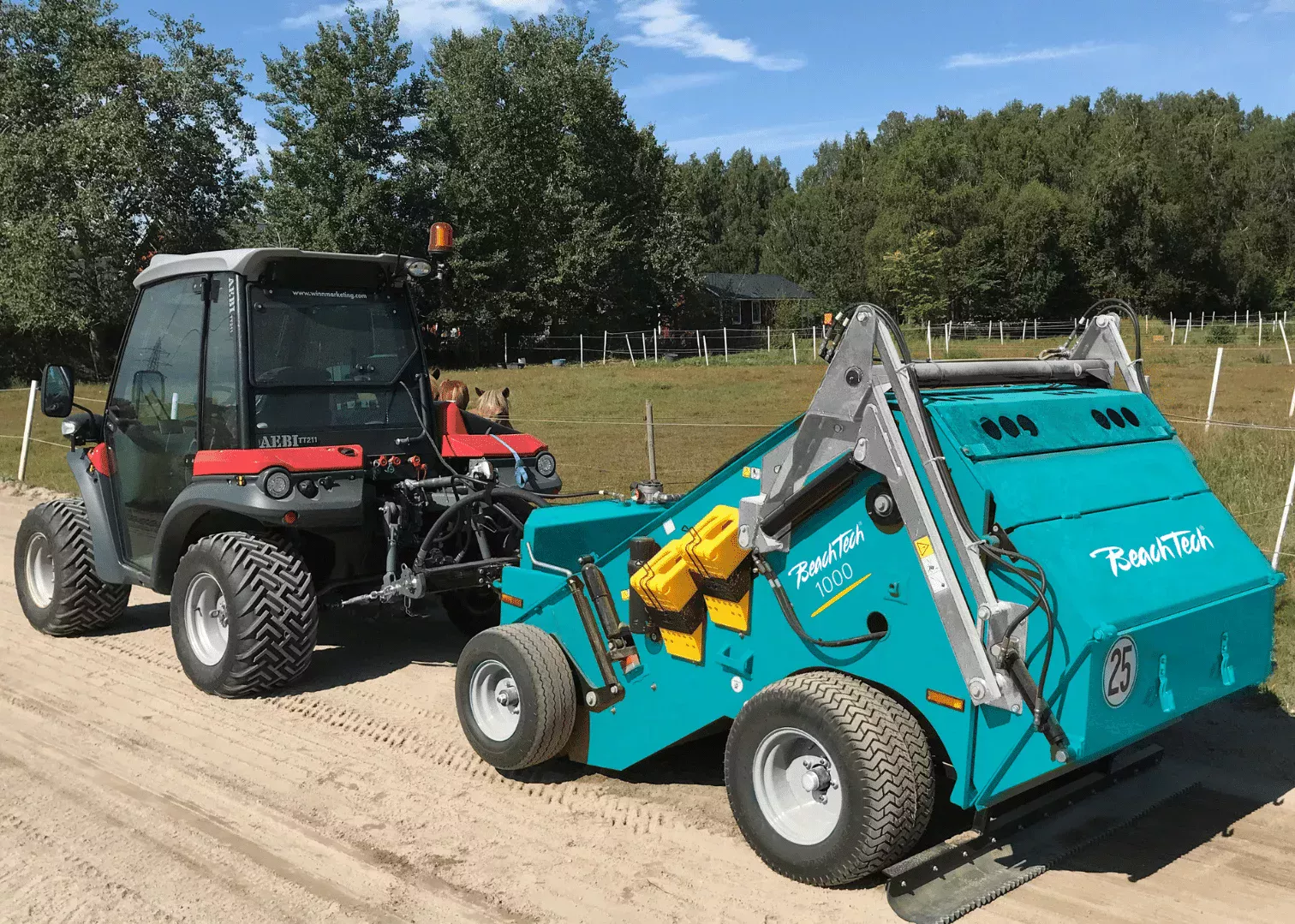 Traktor mit gezogenem Strandreiniger BeachTech 1000