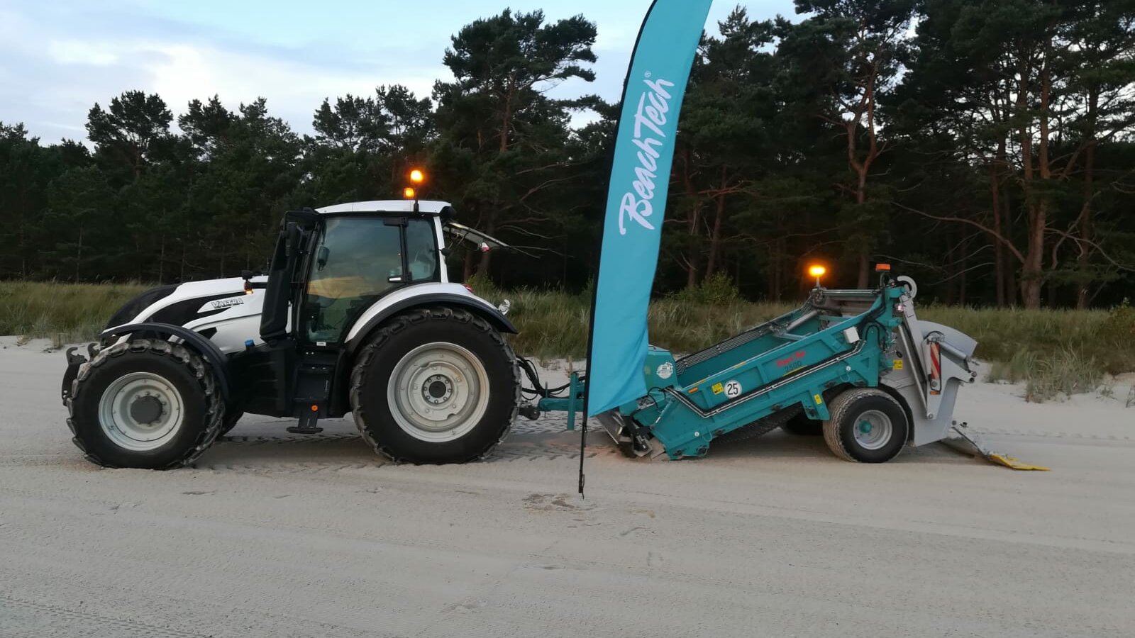 Ein BeachTech 2500 sorgt auf Rügen für einen sauberen und sicheren Strand.