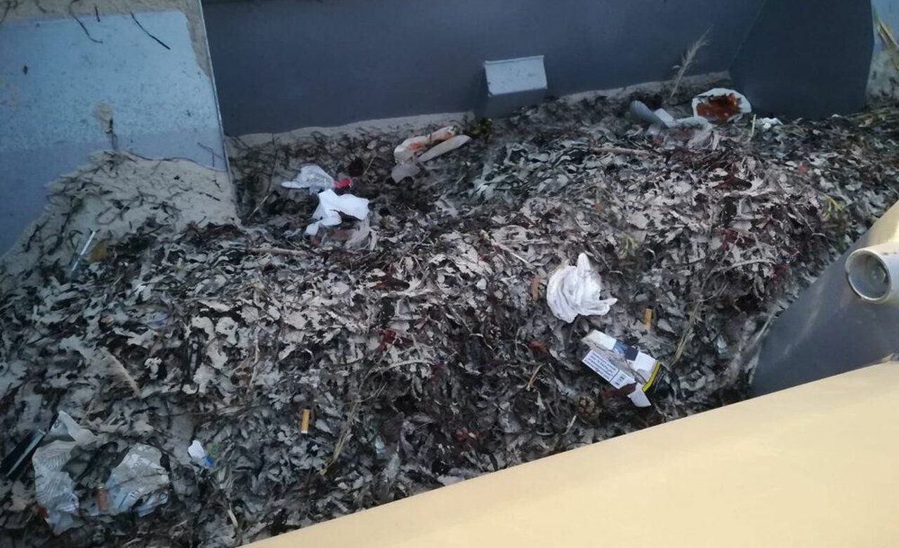 Un récipient de collecte rempli.