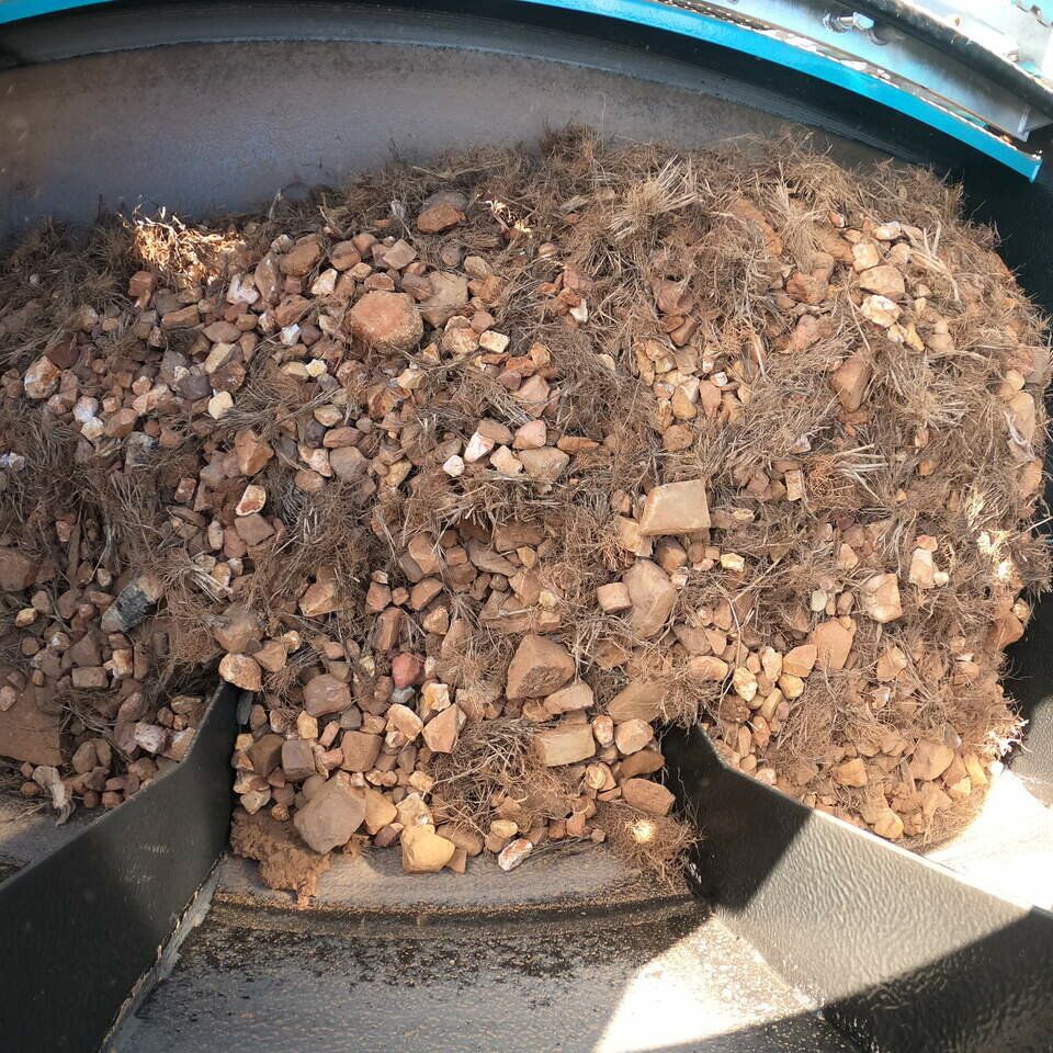 Aussiebung von Steinen und Erdmaterial durch eine BeachTech Maschine.