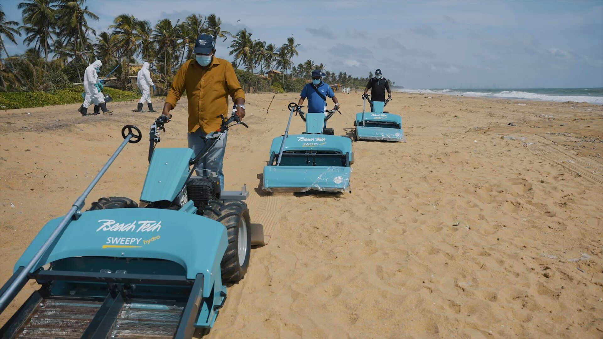 Drei BeachTech Strandreiniger werden am Strand von Sri Lanka eingesetzt, um Nurdles aus dem Sand zu sieben