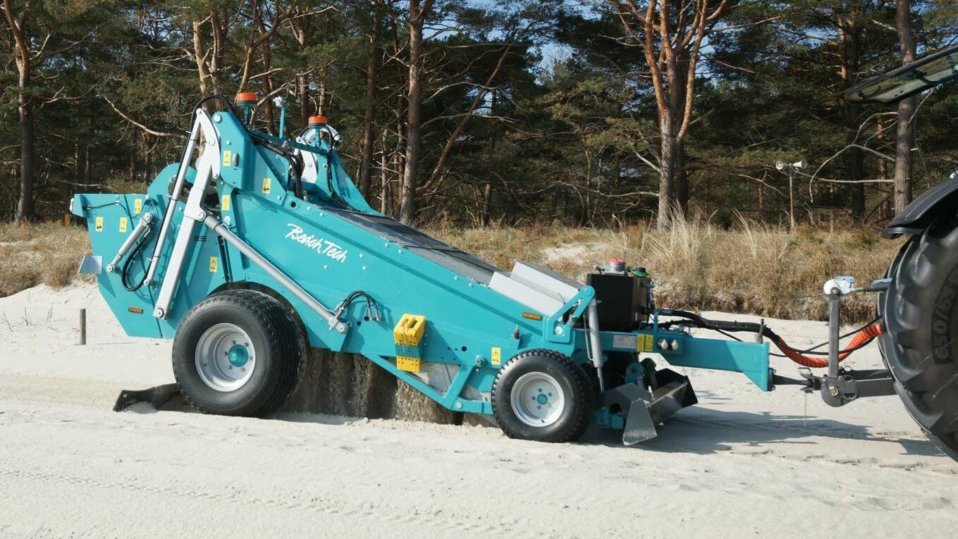 BeachTech 1500 pulisce un passaggio sulla spiaggia