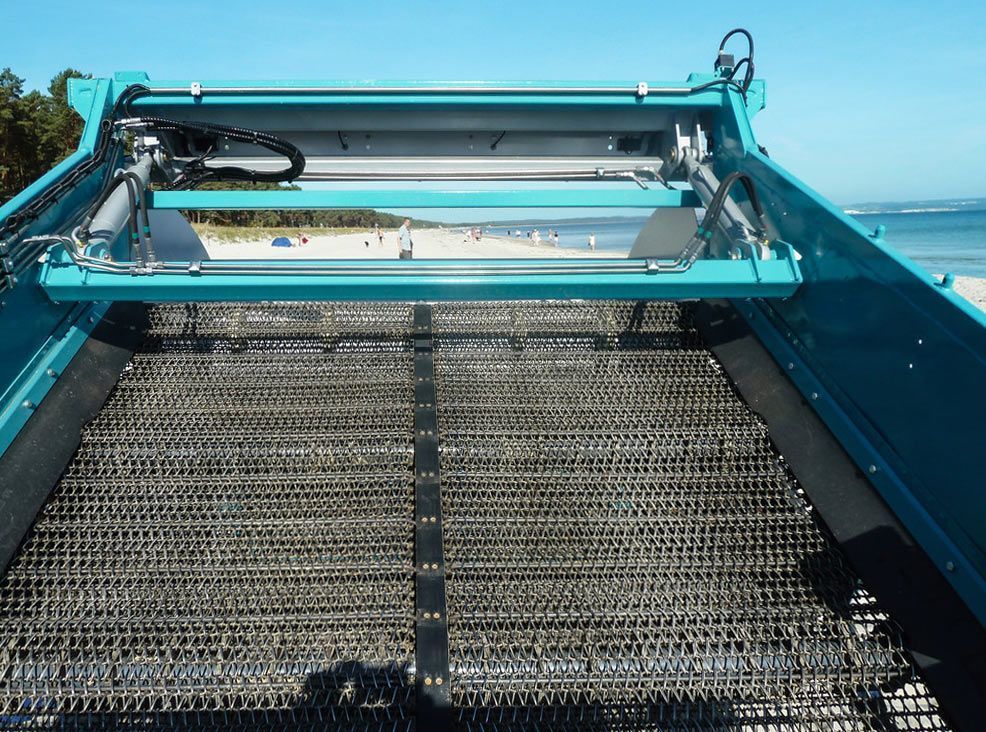 The innovative, patented composite screening belt of the BeachTech 2500 has a better operating performance and, at the same time, a longer service life.