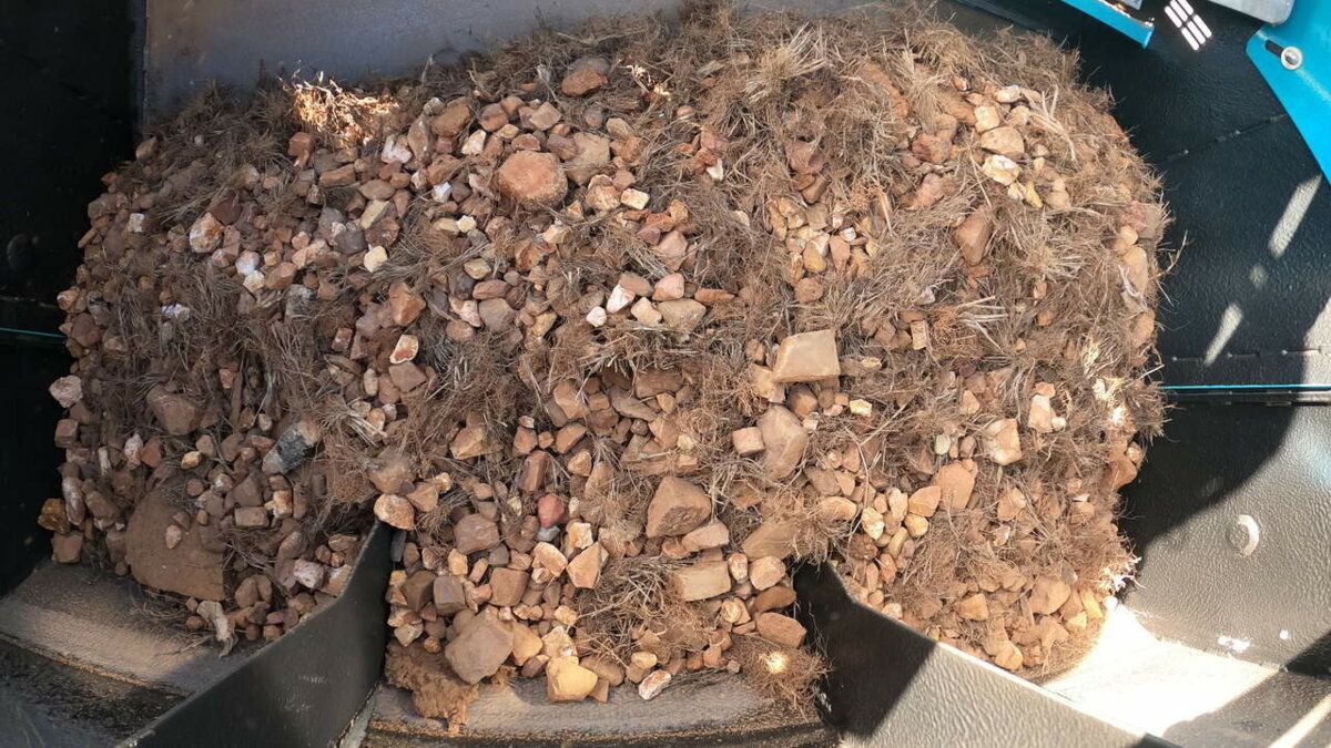 Gesammelte Steine und Erdmaterial nach der Reinigung mit einer BeachTech Maschine