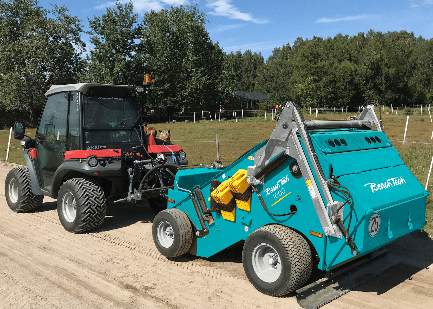 Tracteur avec nettoyeur de plage BeachTech 1000 tracté