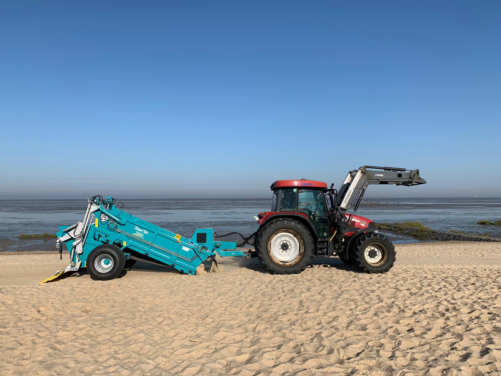 Tracteur avec nettoyeur de plage tracté BeachTech 2000