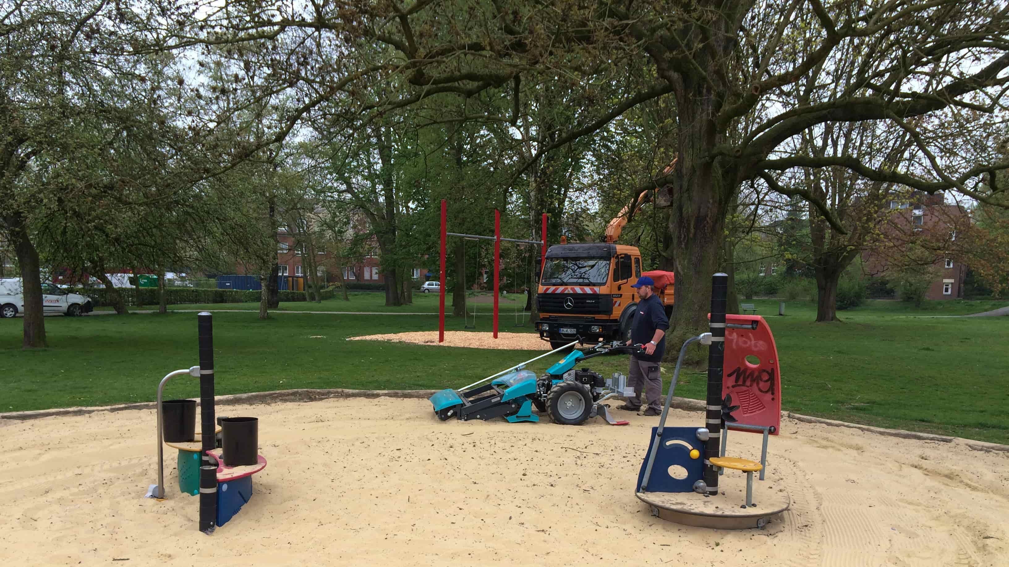 Der BeachTech Sweepy reinigt Spiel- und Sportflächen besonders gründlich.