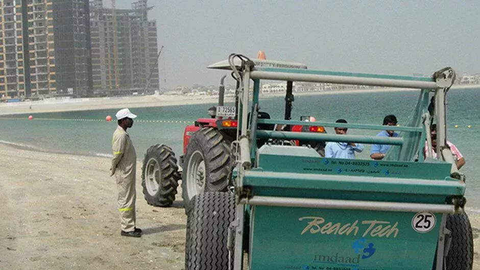 BeachTech Strandreiniger im Einsatz am Strand BeachTech Strandreiniger im Einsatz am Strand