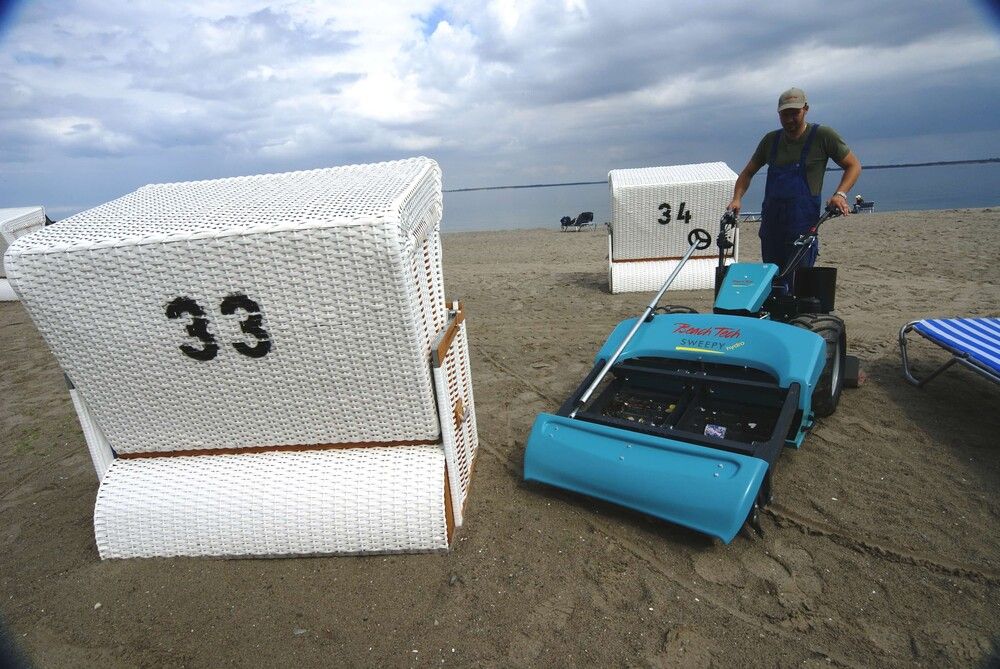 Nettoyeur de plage à pied BeachTech Sweepy Hydro Démonstration Turnaround Direction active sur la plage 