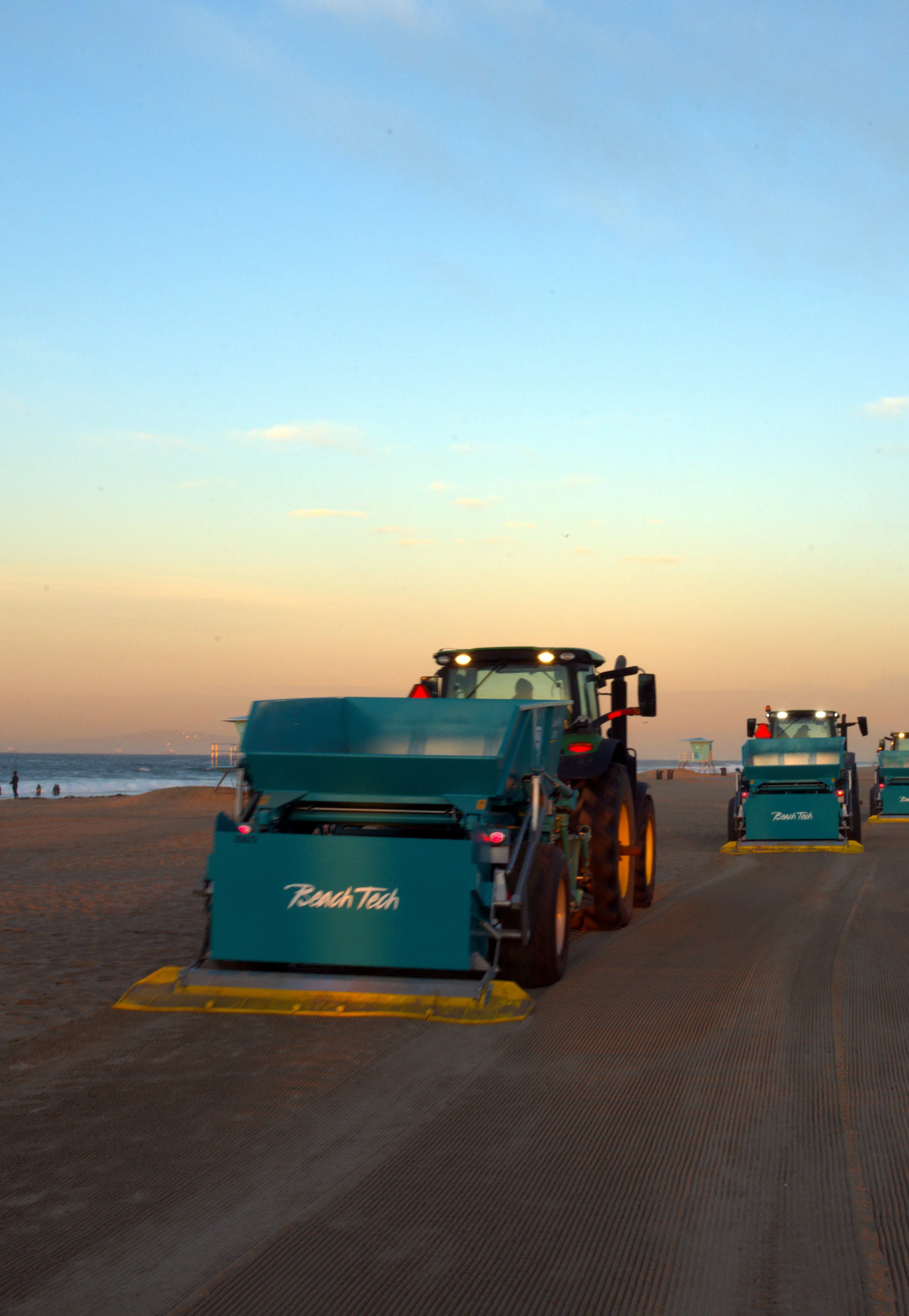 Nettoyeur de plage tracté BeachTech 3000 Finition de démonstration de la vue arrière 