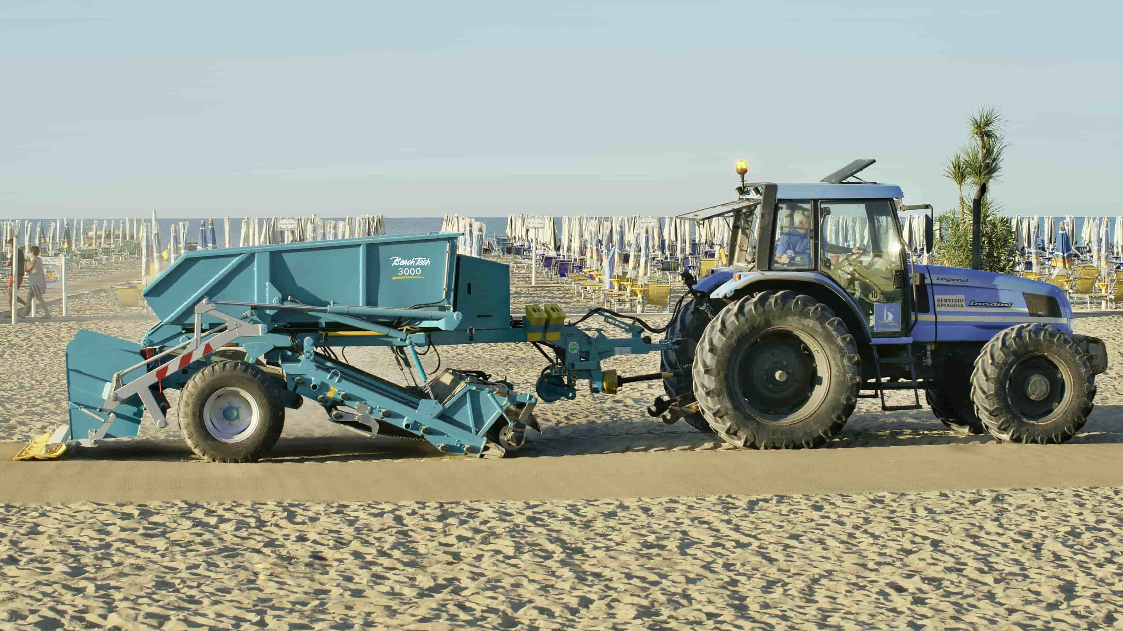  Nettoyeur de plage traîné BeachTech 3000 avec tracteur sur la plage vue de côté 