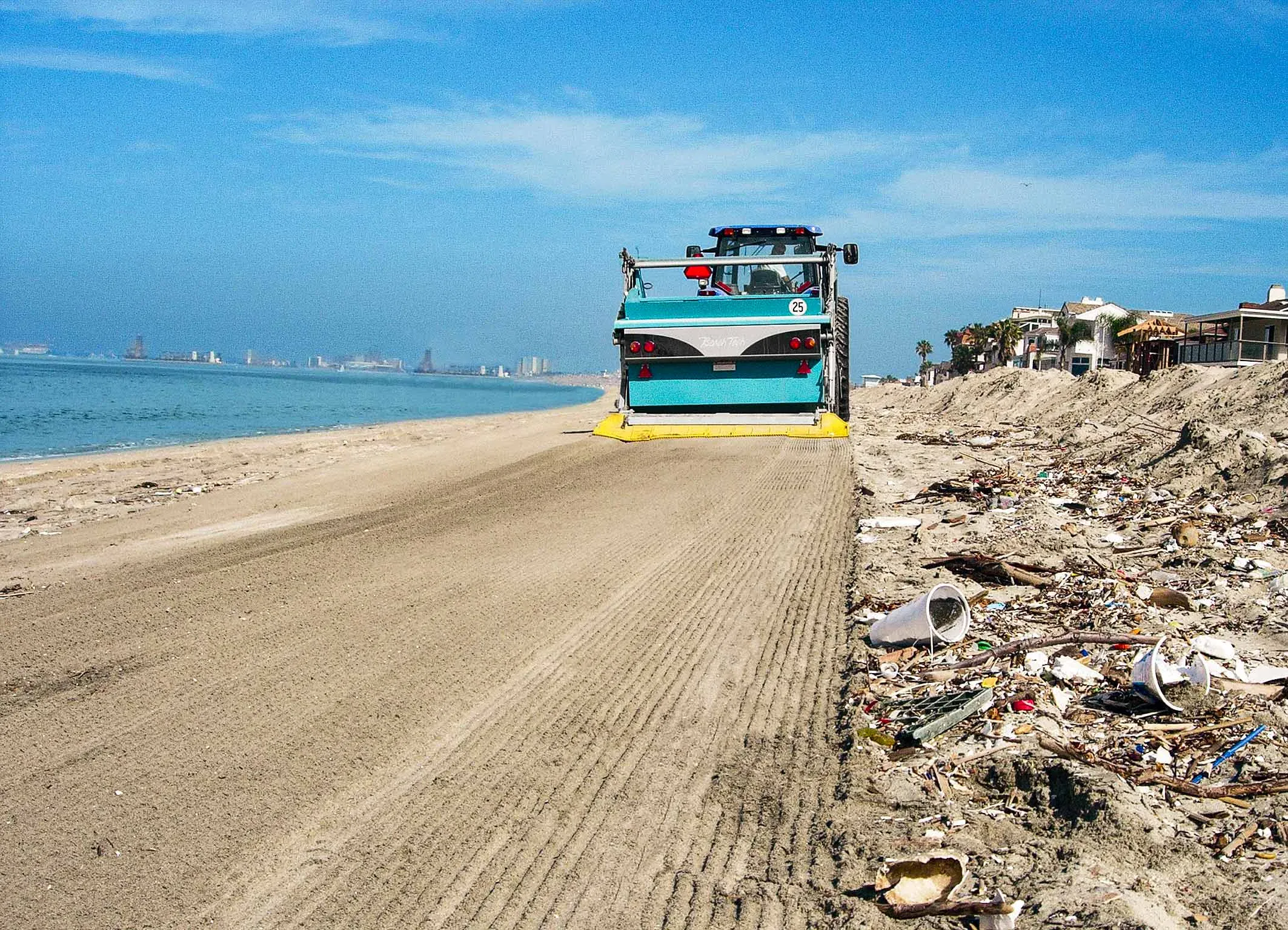 Machine BeachTech ramassant des déchets plastiques et des emballages sur une plage polluée.