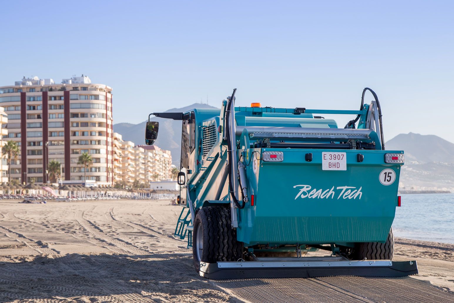 Nettoyeur de plage autopropulsé BeachTech 5500 vue arrière à la plage