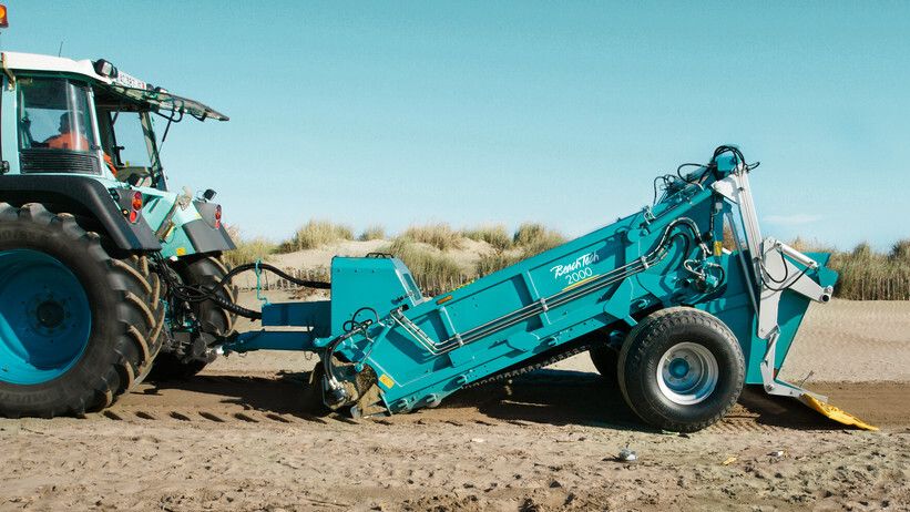 Limpiador de playas BeachTech 2000 tirado por un tractor