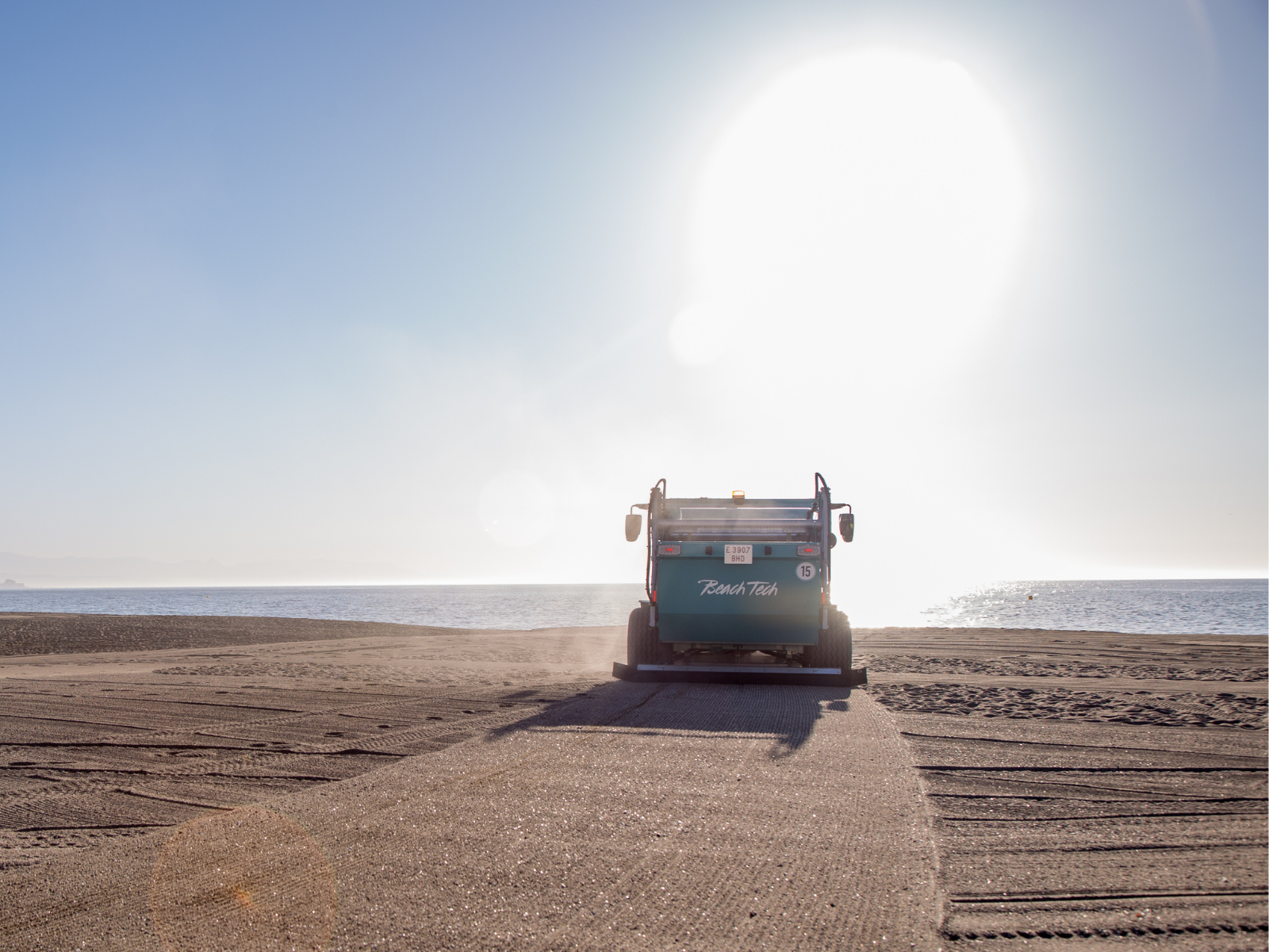 BeachTech Demonstration Strandreiniger bei der Reinigung von Seegras