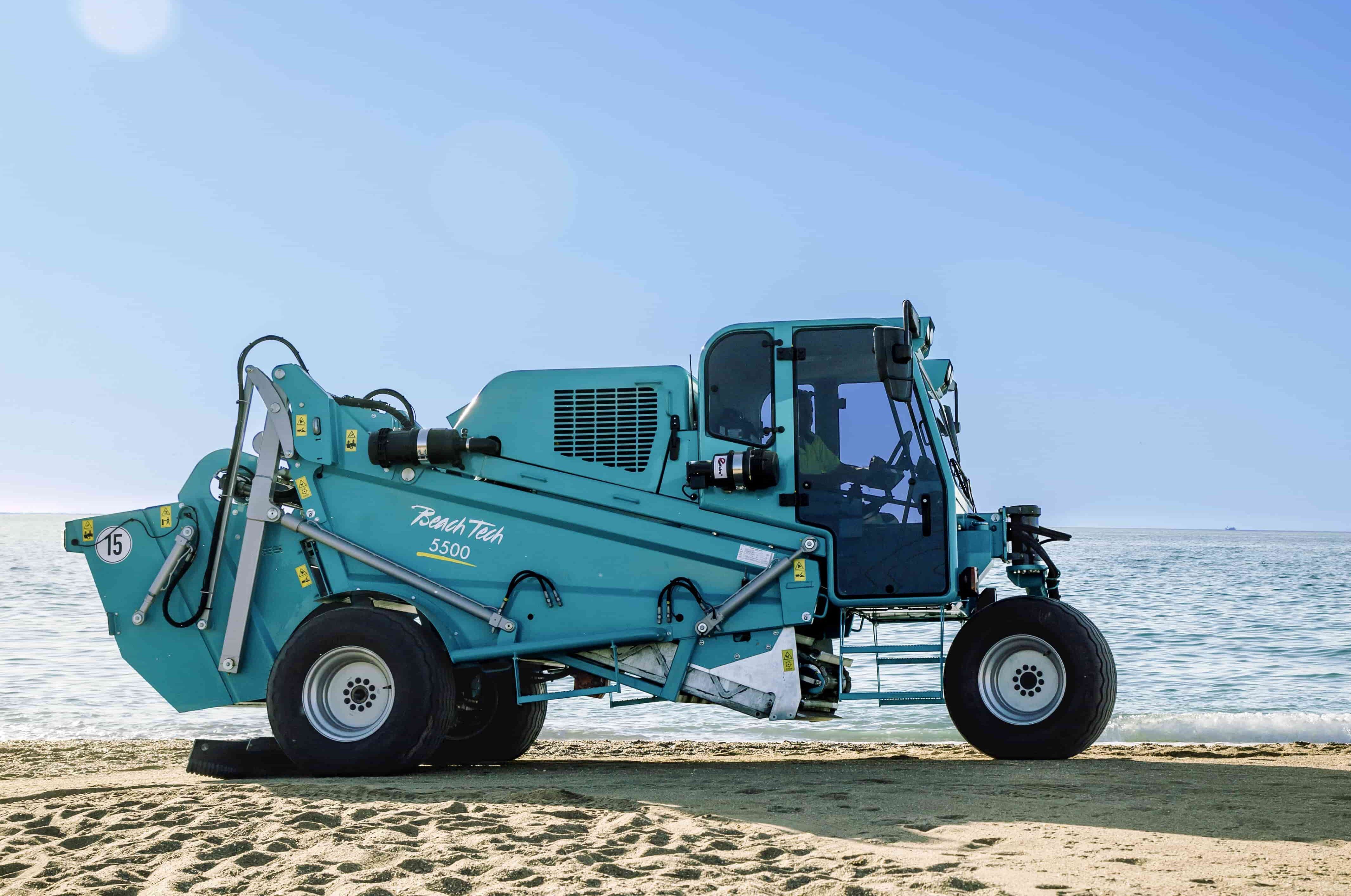 BeachTech 5500 | New beach cleaner The new BeachTech 5500 beach cleaner on the beach
