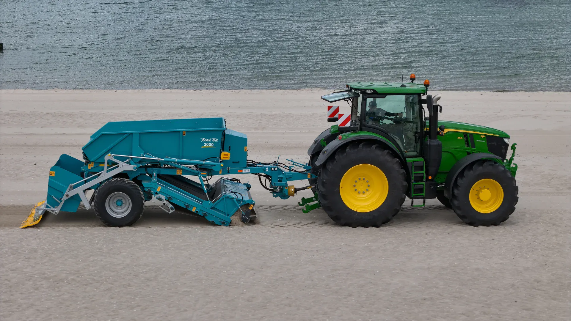  Nettoyeur de plage tracté BeachTech 3000 avec tracteur sur la plage vue de côté 