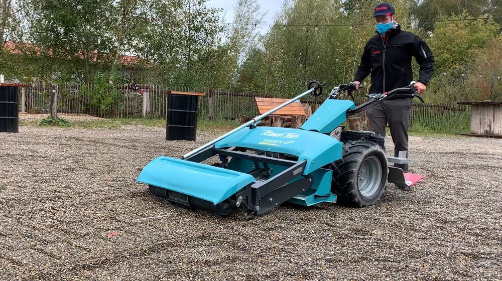 Der Kiesboden wird von kleinsten Verunreinigungen mit dem BeachTech Sweepy Hydro befreit.