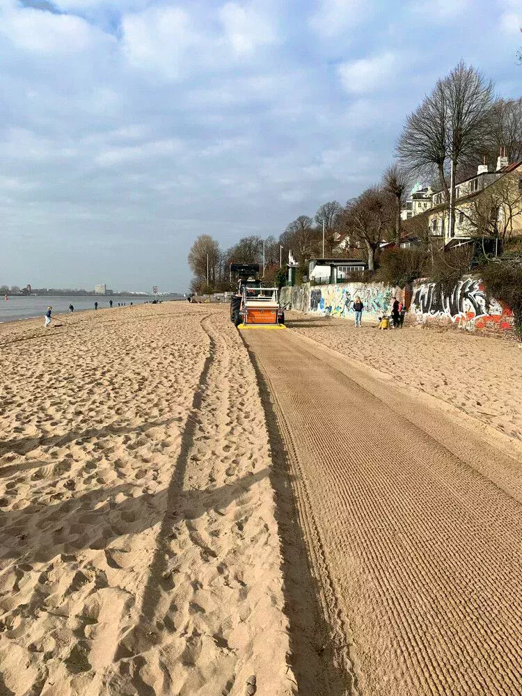 Zwölf Kilometer Sandstrand müssen regelmäßig gereinigt werden.