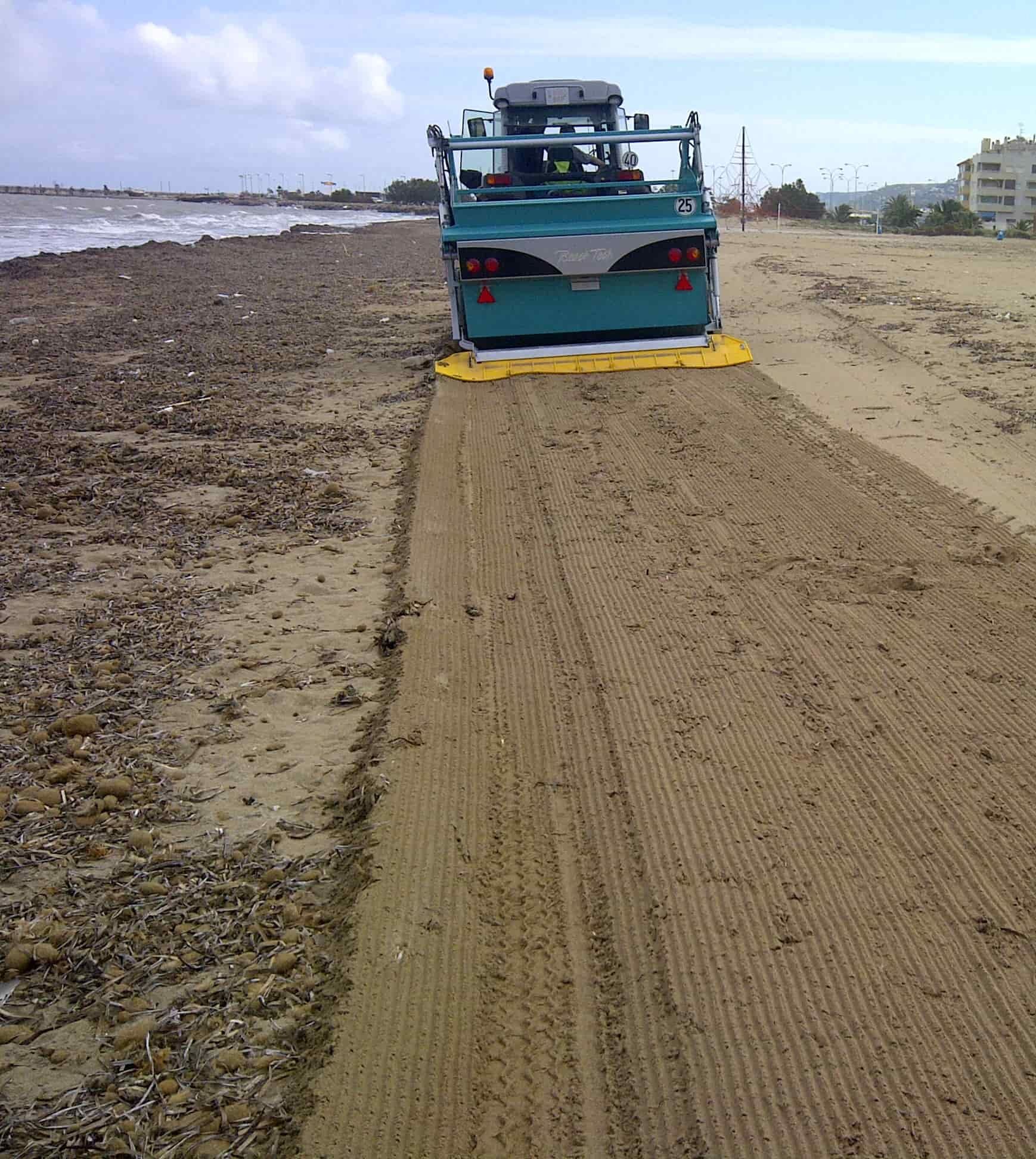 Pulispiaggia tirato BeachTech Dimostrazione Pulizia della sabbia Seagrass Pulispiaggia tirato BeachTech Dimostrazione Pulizia della sabbia Seagrass