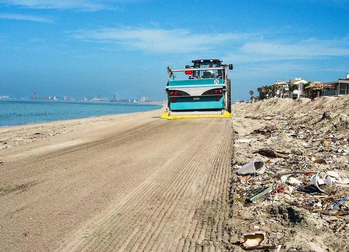 Der Strand wird von Unmengen an Palstikmüll und anderen Verunreinigungen mit dem BeachTech gereinigt.