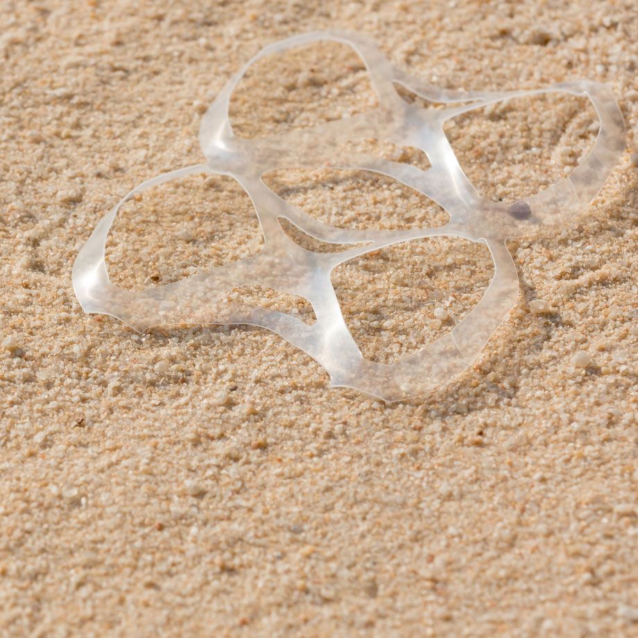 Déchets en plastiques dans le sable