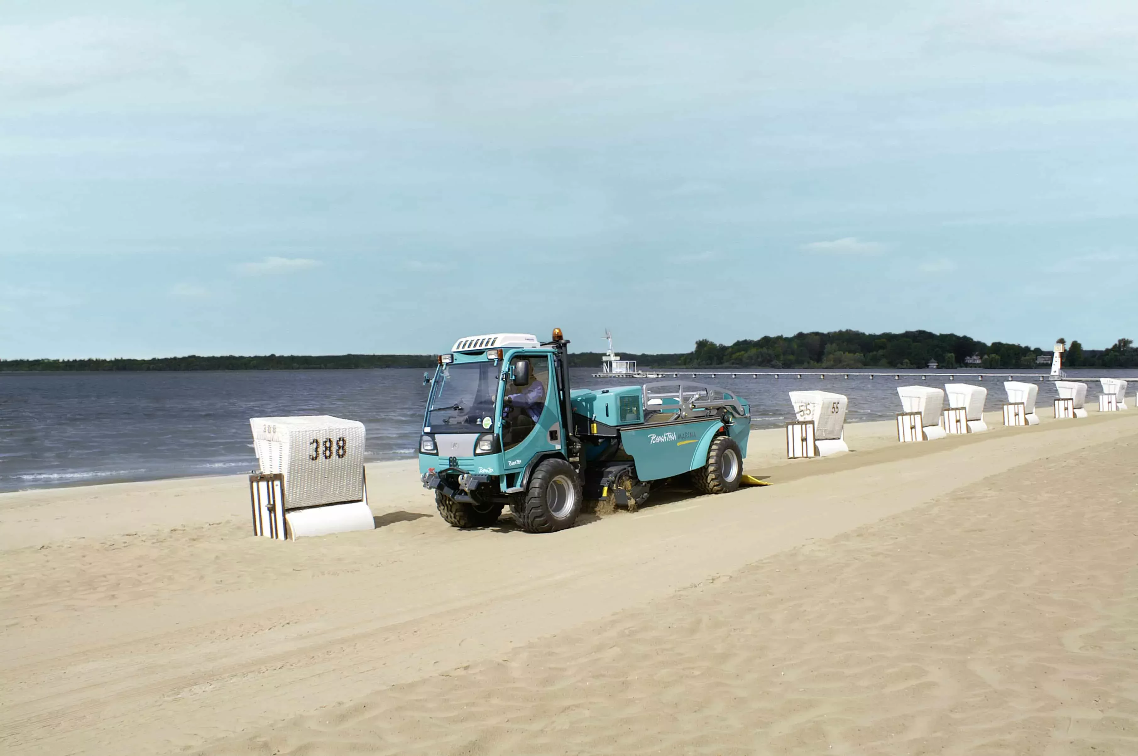 Nettoyeur de plage autopropulsé BeachTech Marina sur la plage avec chaises de plage 