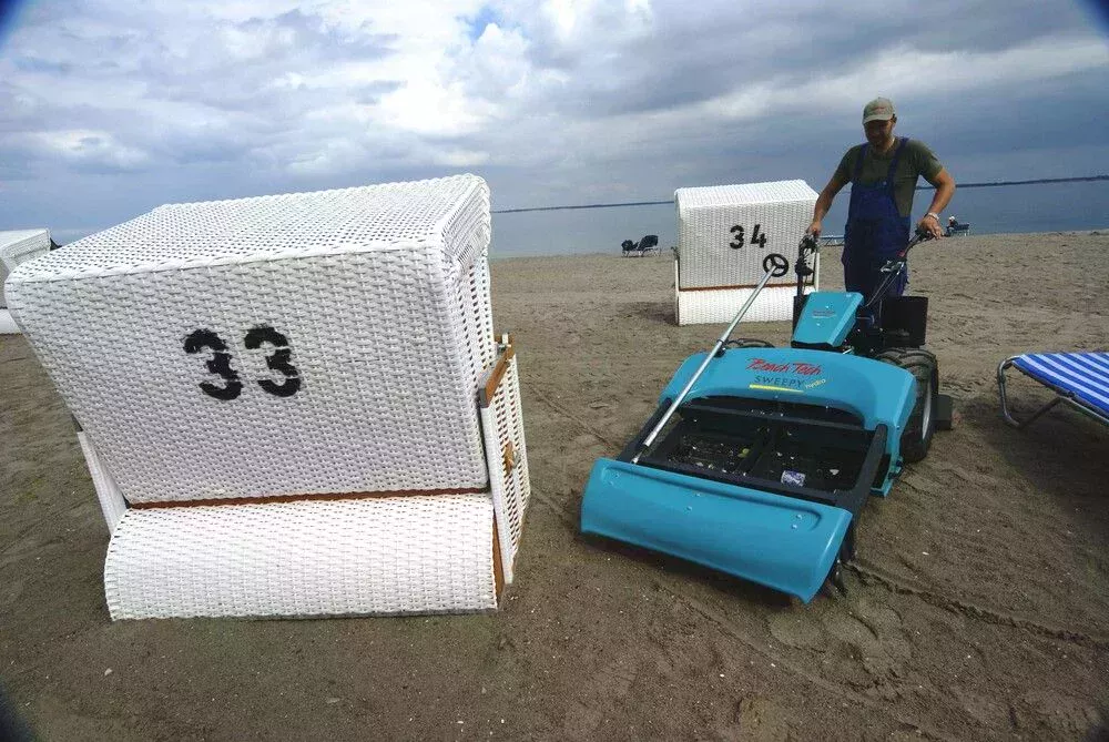 Walk-Behind Strandreiniger BeachTech Sweepy Hydro Demonstration Turnaround-Aktivlenkung am Strand 