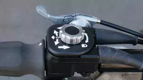 Walk-Behind Beach Cleaner BeachTech Sweepy Hydro Close-Up regolatore di velocità