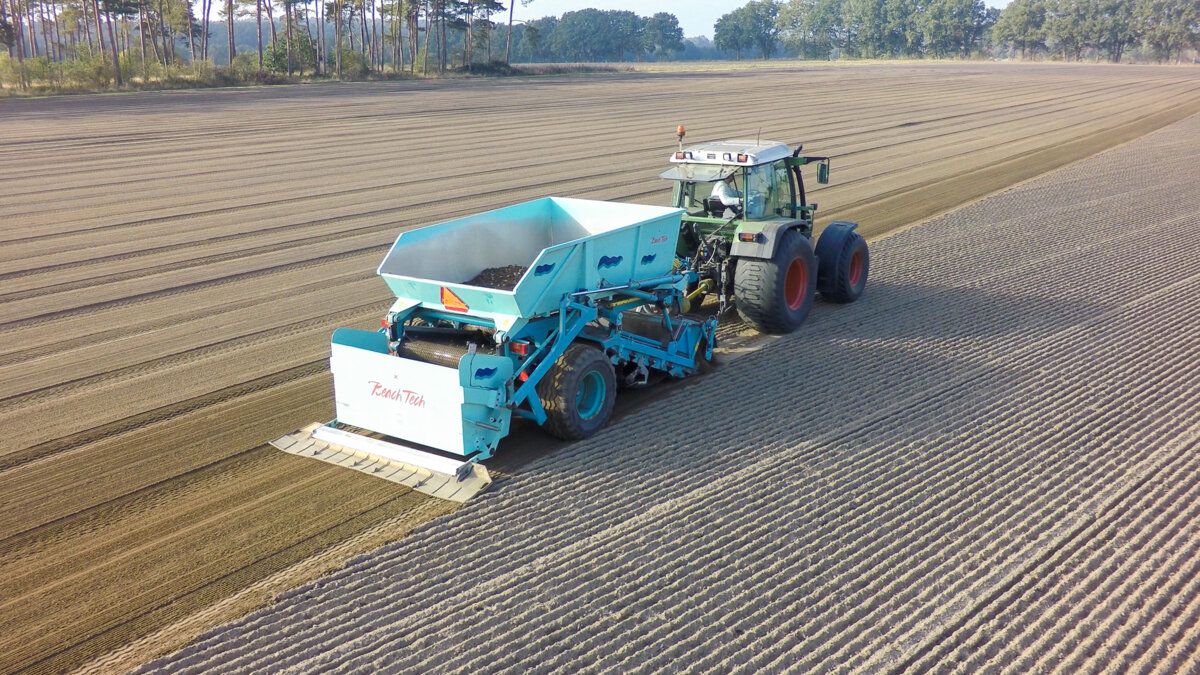 Traktor mit BeachTech Maschine bei der Vorbereitung eines großen Feldes für die Aussaat oder Verlegung von Rollrasen.