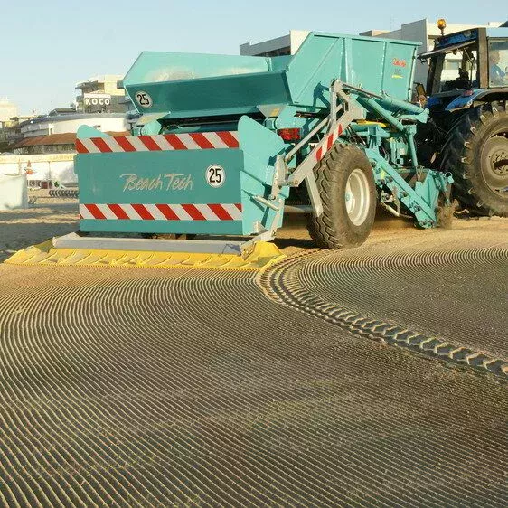 Gezogener Strandreiniger BeachTech 3000 Hinteransicht Demonstration Finisher