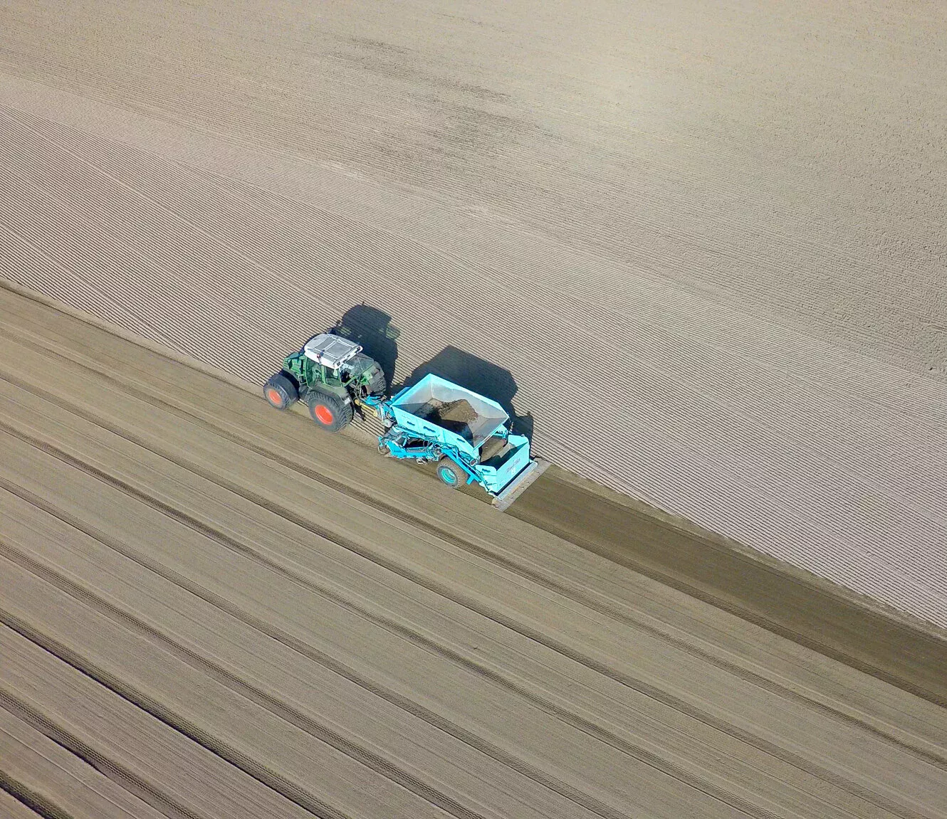 BeachTech 3000: Siebmaschine auf einem Rollrasen-Feld BeachTech 3000: Siebmaschine auf einem Rollrasen-Feld