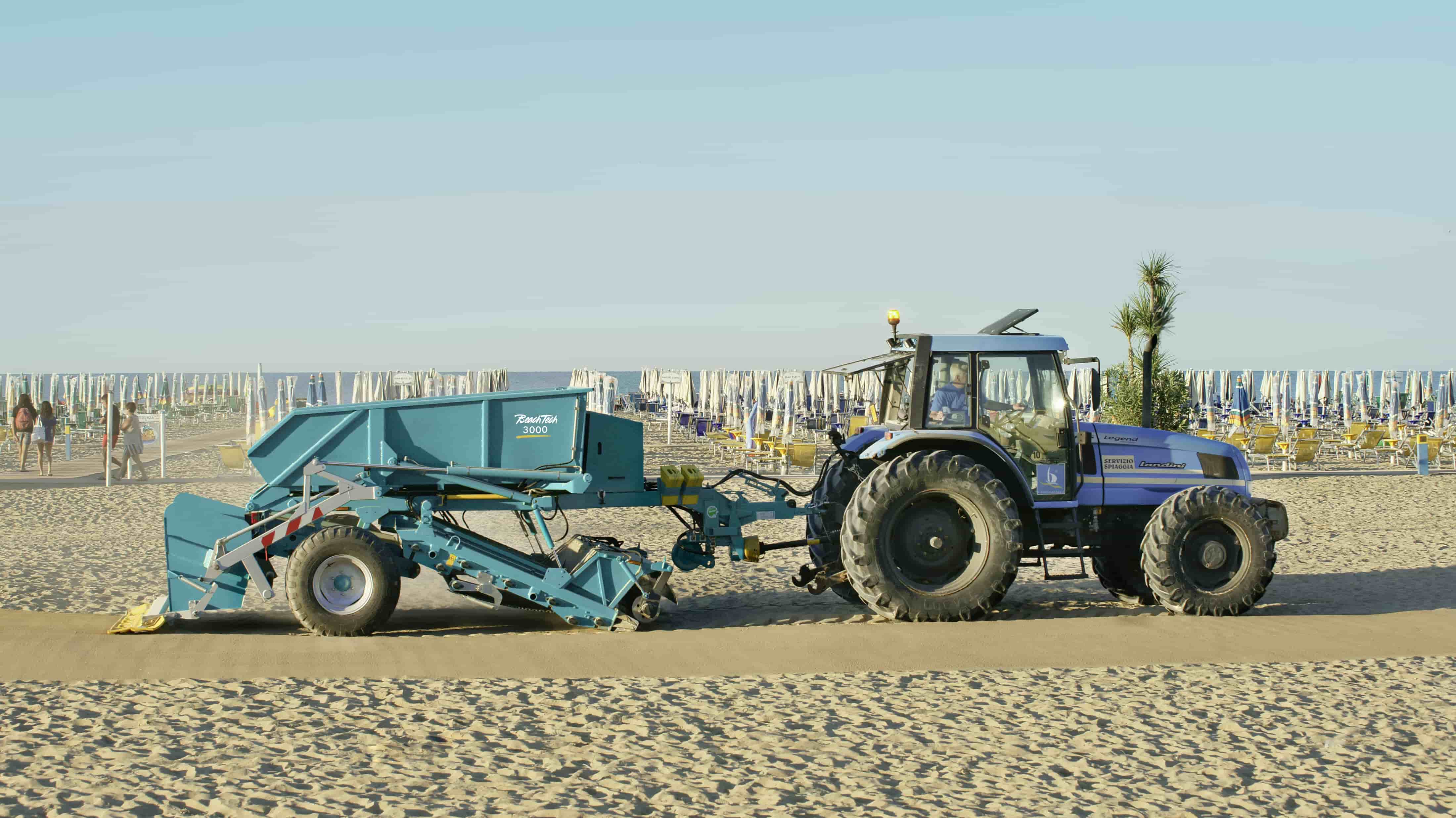 Nettoyeur de plage traîné BeachTech 3000 avec tracteur vue latérale à la plage 