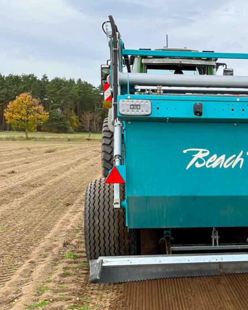 BeachTech Maschine bei der Bodenbearbeitung und Vorbereitung eines Feldes für die Aussaat, Rückansicht.