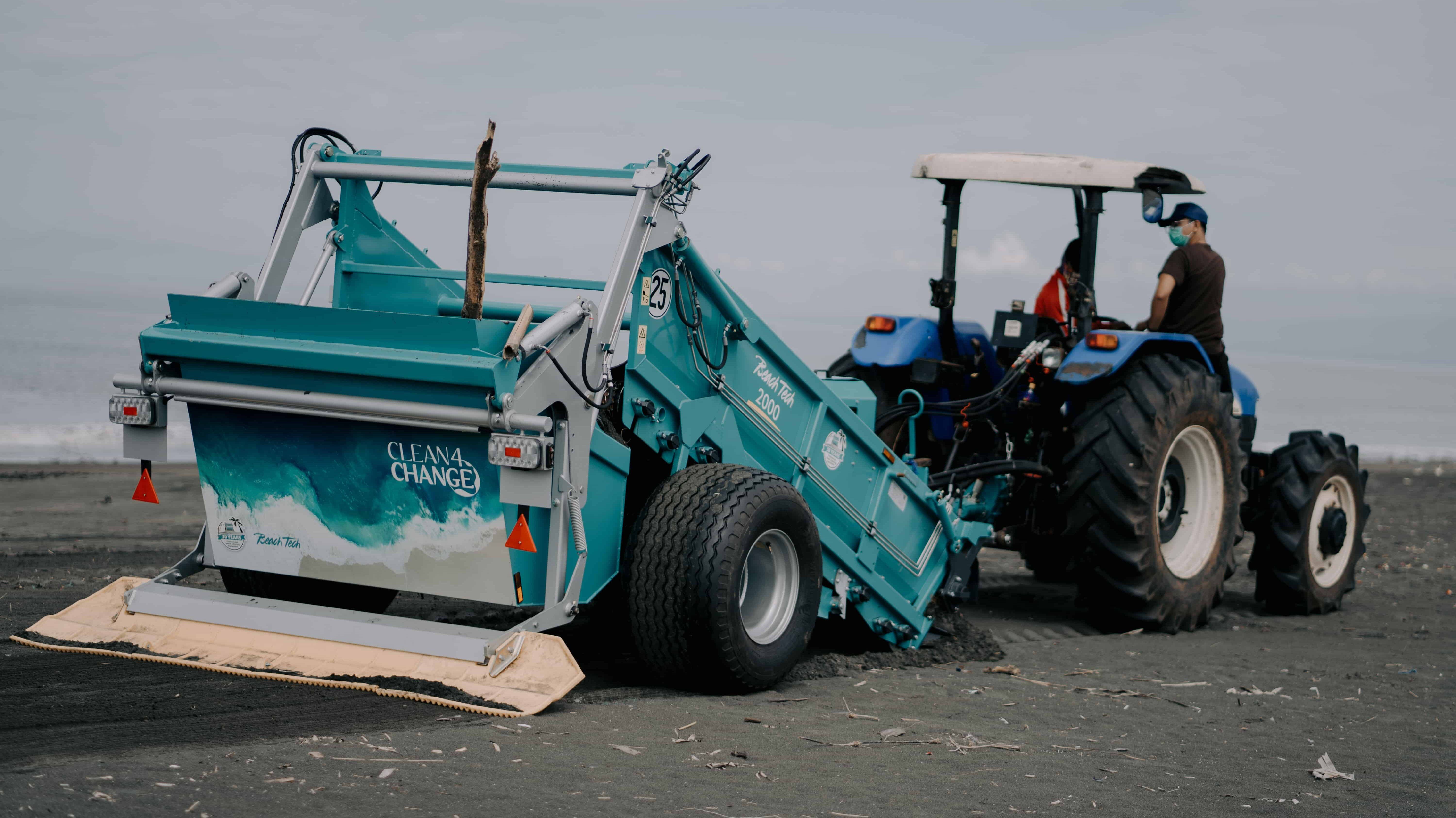 Le BeachTech a apporté son aide, dans le cadre du Projet STOP, lors d'une opération de nettoyage des plages, à Jembrana, sur la côte nord-ouest de Bali.