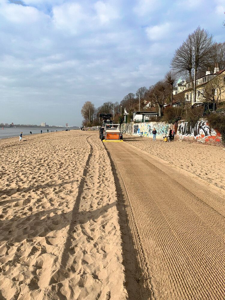 Zwölf Kilometer Sandstrand müssen regelmäßig gereinigt werden.