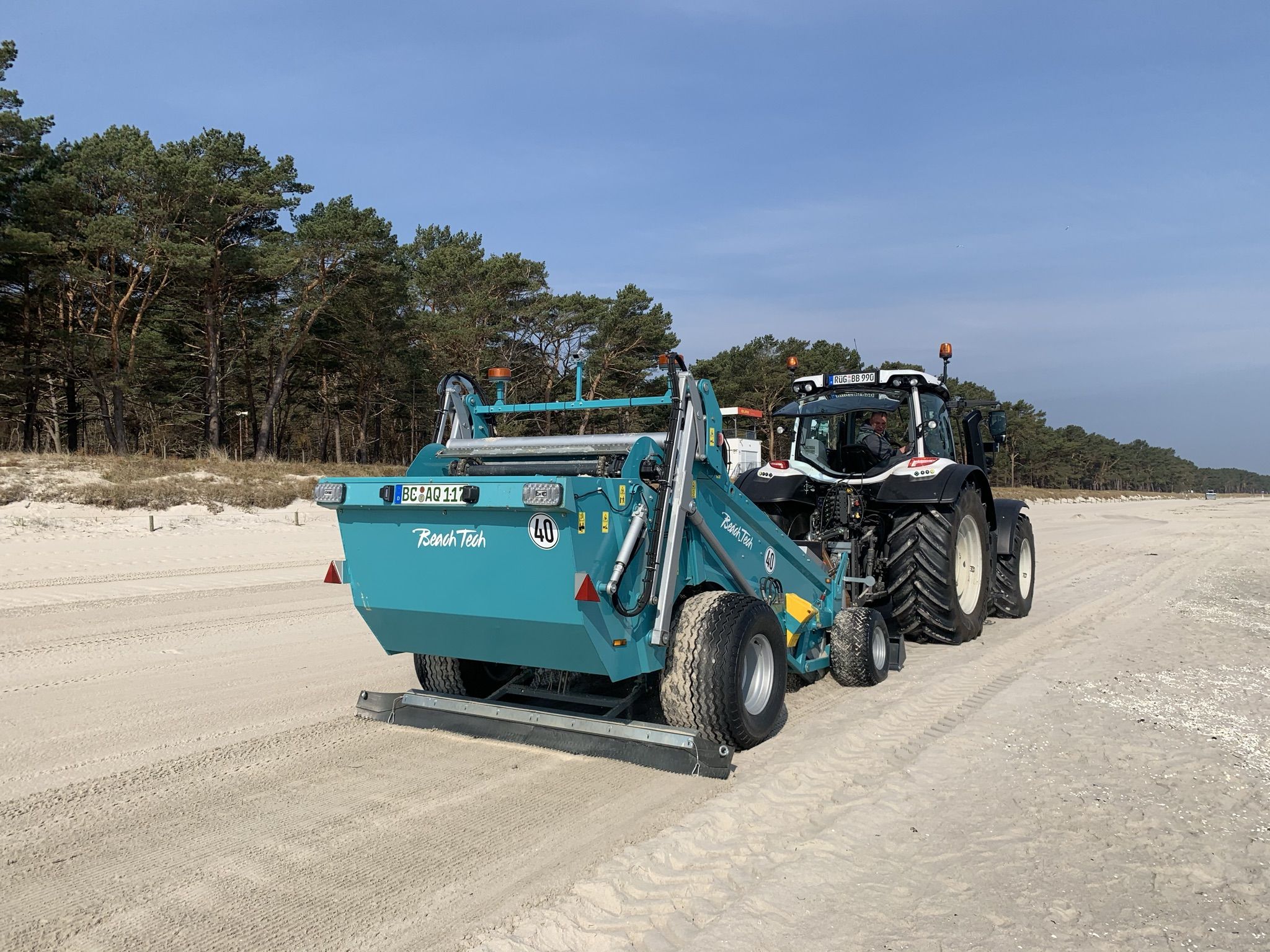 Traktor mit gezogenem Strandreiniger BeachTech 1500