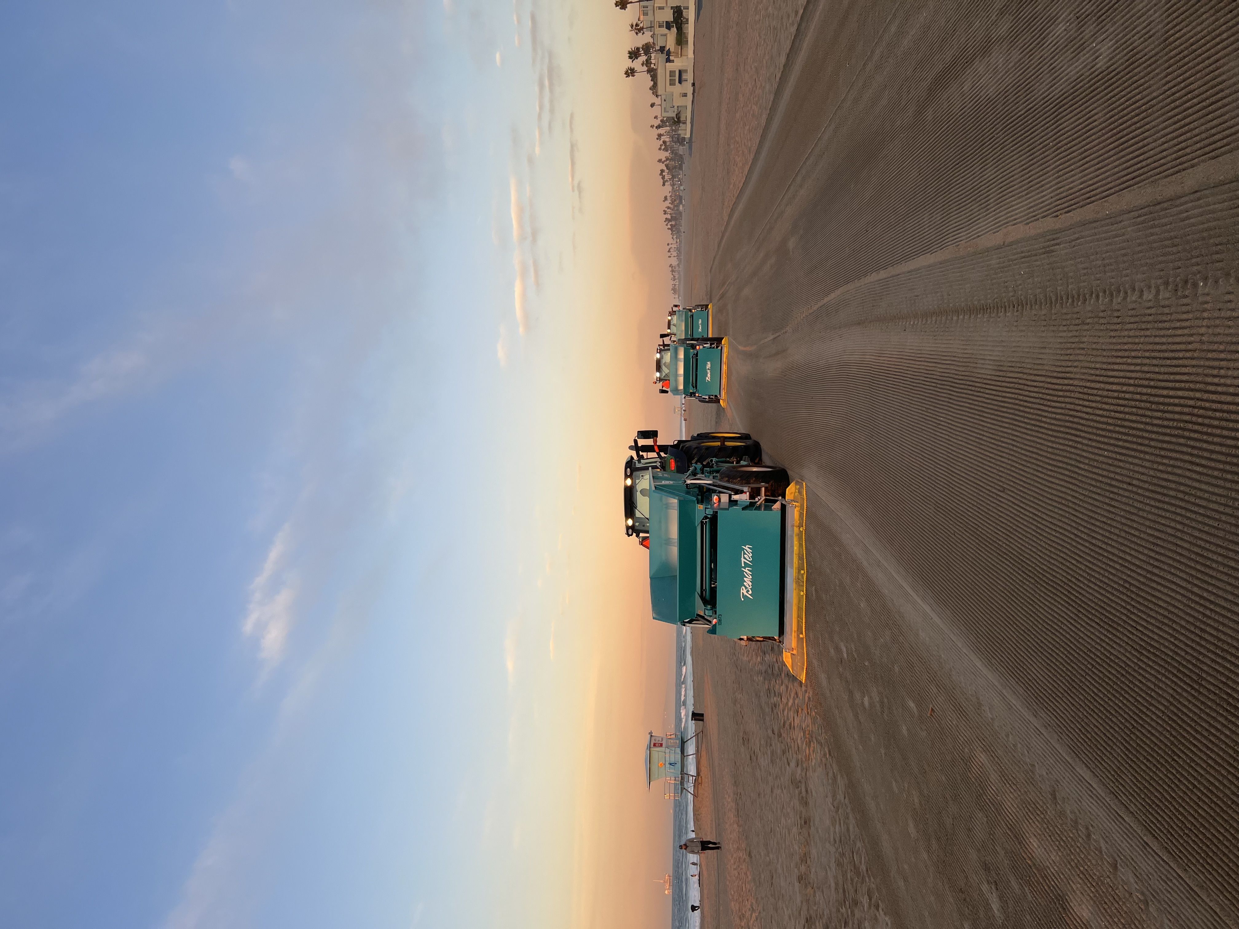 Gezogener Strandreiniger BeachTech 3000 Hinteransicht Demonstration Finisher 