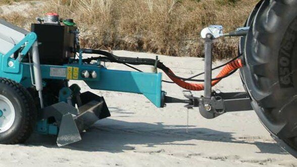 The attachment of the BeachTech 1500 to a traction unit