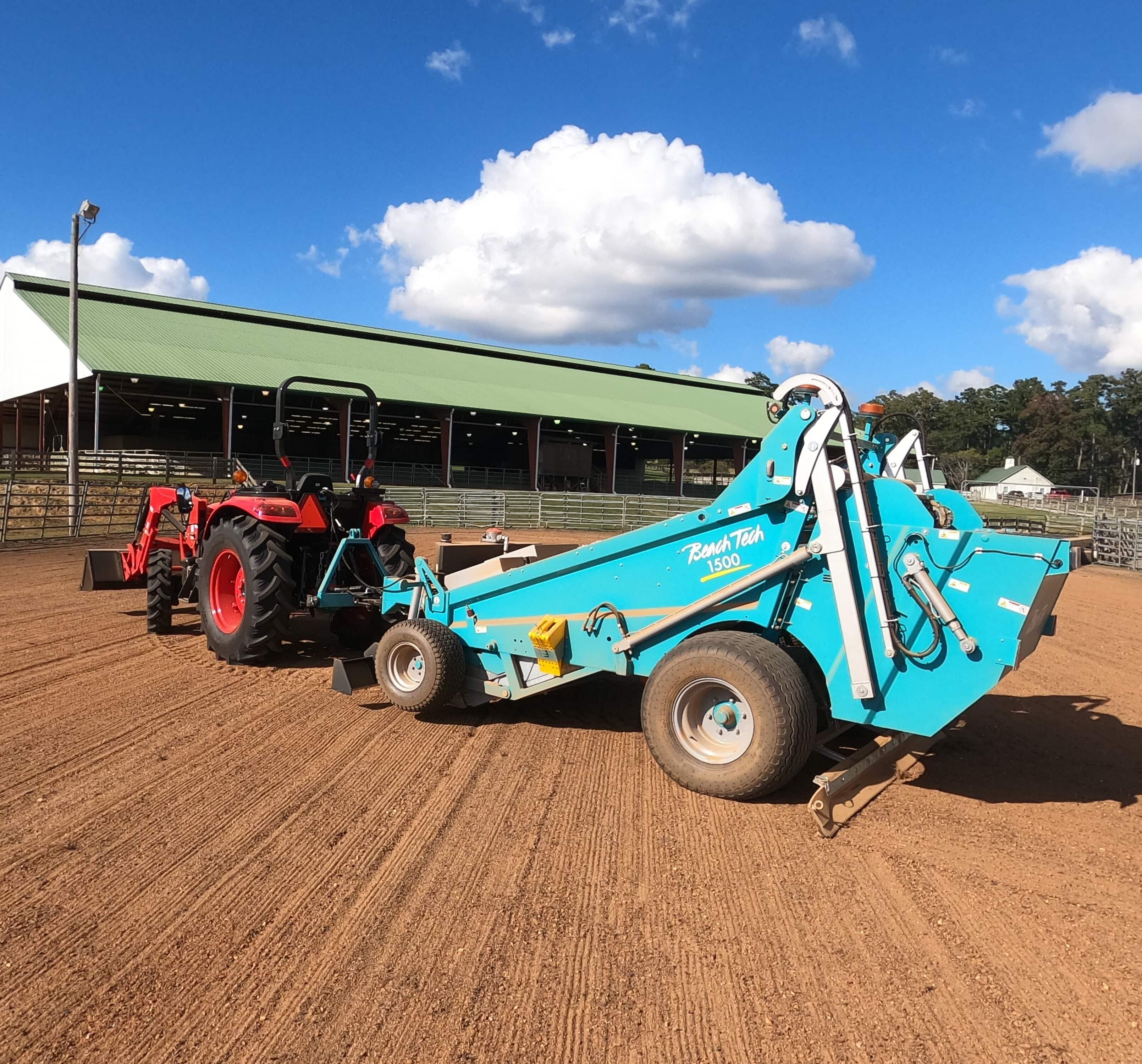 Arena di equitazione al coperto con pavimento sabbioso