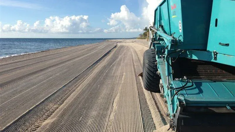 Nettoyeur de plage BeachTech en action sur une plage tropicale – propreté parfaite en bord de mer.